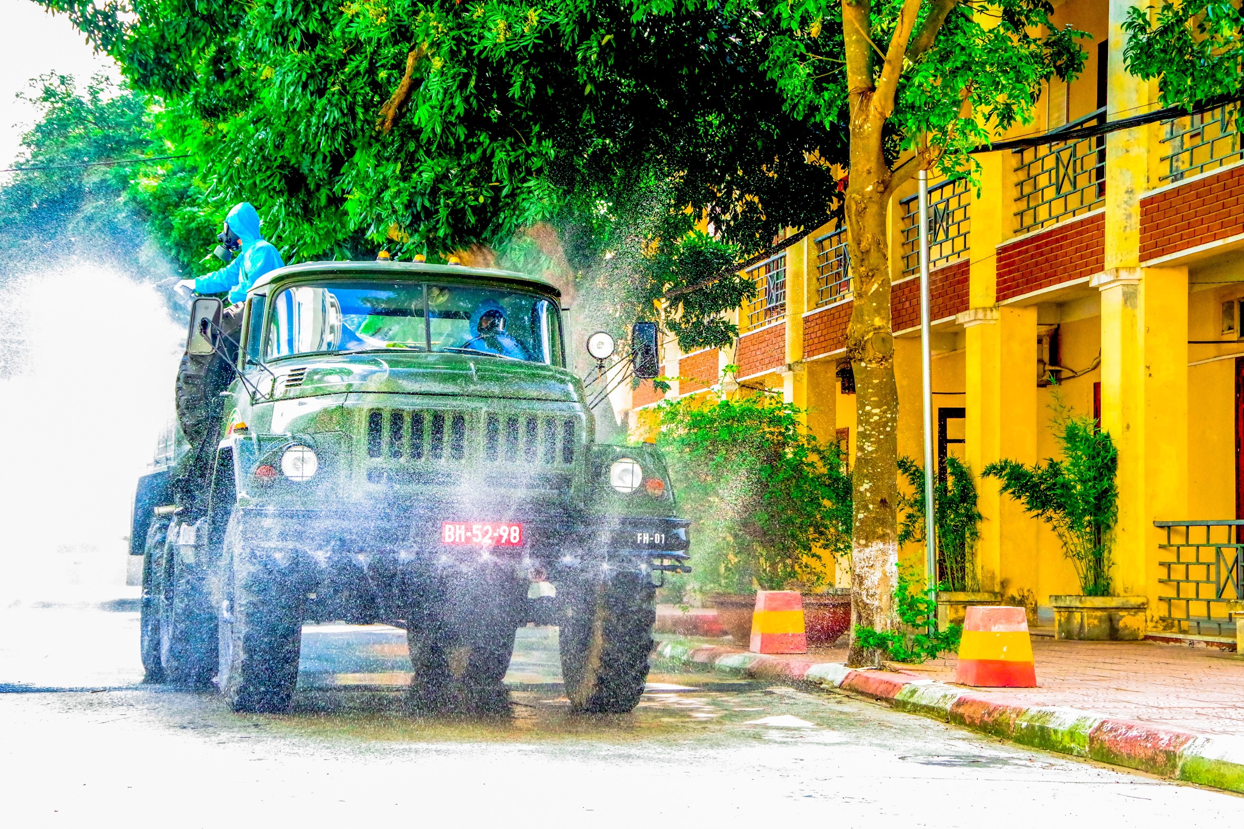 Bệnh viện Quân y 105 phun hóa chất khử khuẩn phòng chống Covid-19